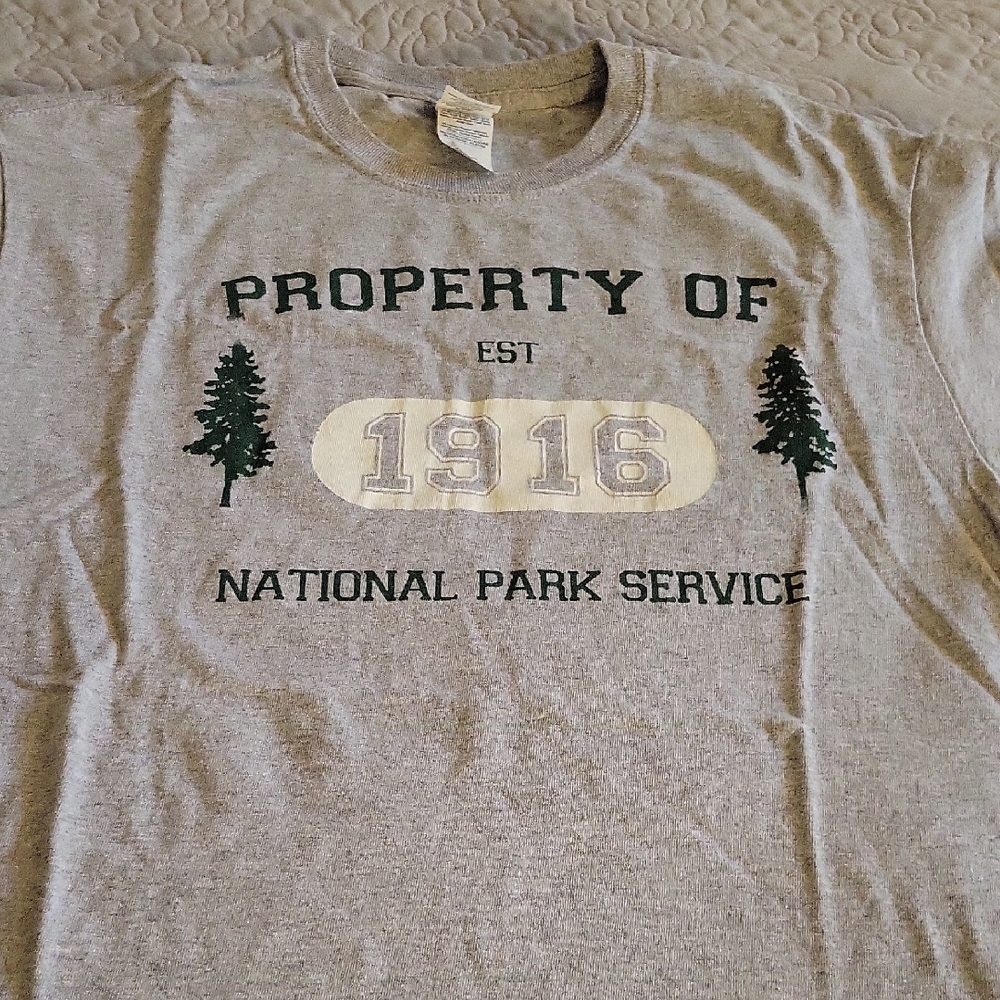 Gildan Gray National Park Service Graphic Tee Unisex Medium free stickers!!!